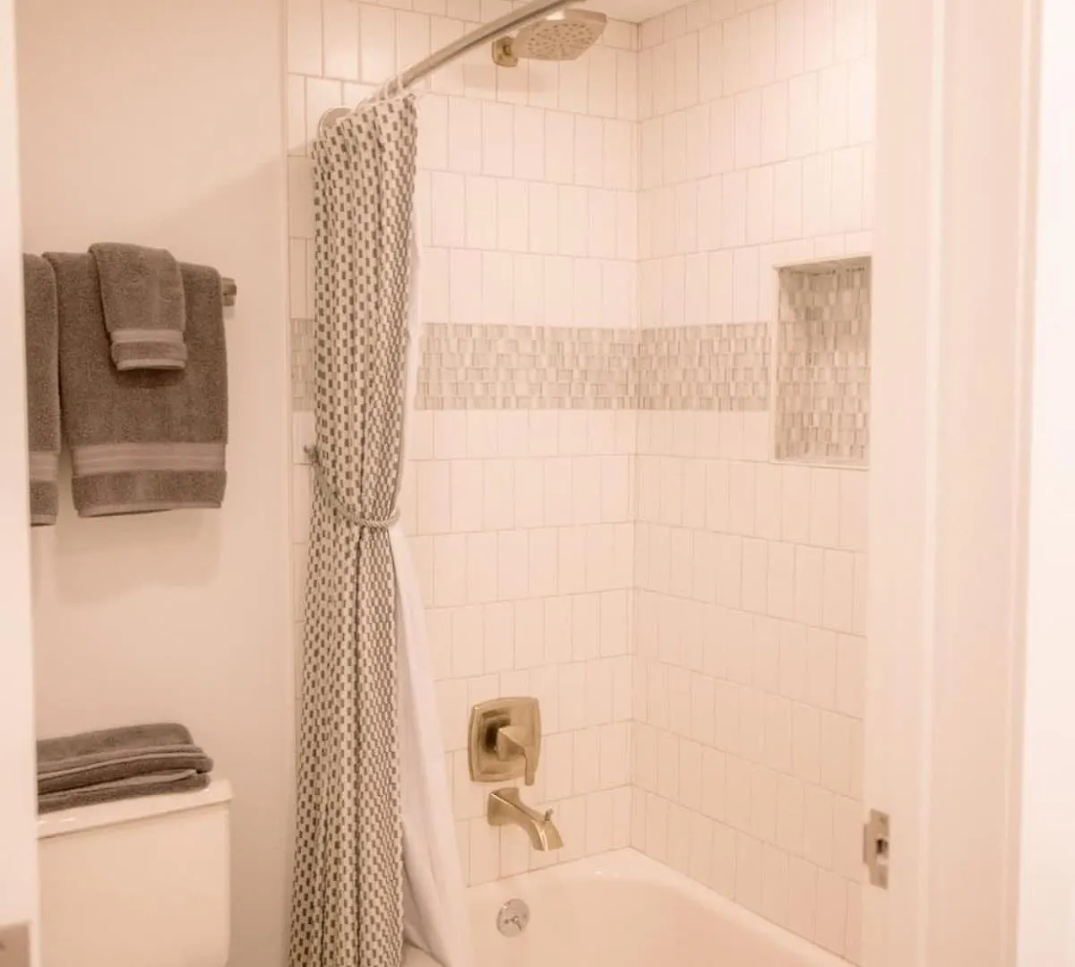 Entire 2Nd Floor 2 Bedroom Elysian - Tennis & Tides East End  Apartment
